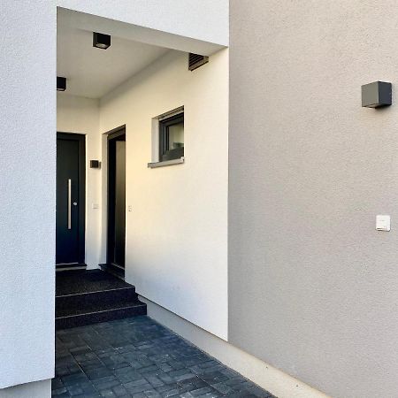 Modernes Apartment, Terrasse Und Garten Am Lilienthalpark Im Suedwesten Berlins Extérieur photo